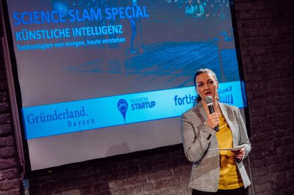 Digitalministerin Judith Gerlach, MdL, spricht ein Grußwort beim Science Slam des Zentrum Digitalisierung.Bayern.