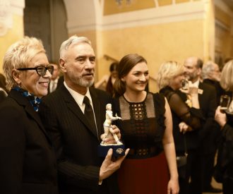 Digitalministerin Judith Gerlach, MdL, mit Regisseurin Doris Doerrie und Starregisseur Roland Emmerich, der den Ehrenpreis des Bayerischen Ministerpraesidenten erhalten hat.