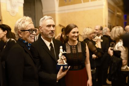 Digitalministerin Judith Gerlach, MdL (rechts), mit Regisseurin Doris Dörrie (links) und Starregisseur Roland Emmerich (Mitte), der den Ehrenpreis des Bayerischen Ministerpräsidenten erhalten hat.