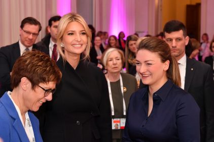 Digitalministerin Judith Gerlach, MdL, mit Ivanka Trump und der CDU-Vorsitzenden Annegret Kramp-Karrenbauer in einem Raum voller Menschen.