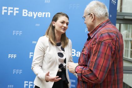 Digitalministerin Judith Gerlach, MdL (links), begrüßt Filmregisseur Rosa von Praunheim (rechts). © Bayerische Staatskanzlei | Henning Schacht
