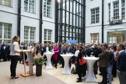 Digitalministerin Judith Gerlach, MdL, begrüßt die Gäste beim Berlinale-Empfang des FFF Bayern. © Bayerische Staatskanzlei | Henning Schacht