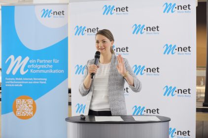 Digitalministerin Judith Gerlach, MdL, steht am Rednerpult bei dem Neujahrsempfang von M-net und haelt eine Rede.