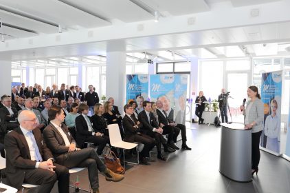 Zahlreiche Gäste sind zur Eröffnungsfeier in die neue Münchner Firmenzentrale M-Cube gekommen.