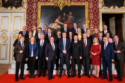 Gruppenbild der gemeinsamen Kabinettssitzungen von Bayern und NRW in einem prunkvollen Saal.