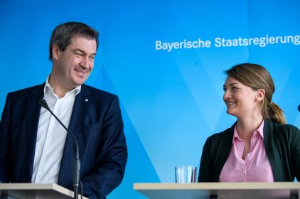 In einer Pressekonferenz informiert Ministerpräsident Dr. Markus Söder, MdL (links), u.a. mit Digitalministerin Judith Gerlach, MdL (rechts) über die Ergebnisse des Digitalkabinetts. © Bayerische Staatskanzlei