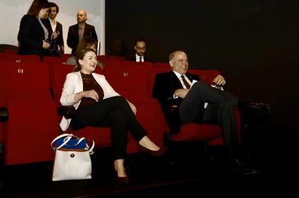 Digitalministerin Judith Gerlach, MdL (links), und Québecs Wirtschaftsminister Pierre Fitzgibbon (rechts) im Kino von Rodeo FX.