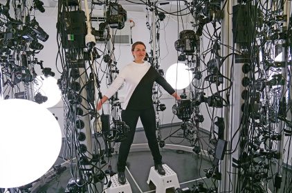 110 Kameras sind auf Bayerns Ministerin für Digitales gerichtet: Judith Gerlach, MdL, lässt am Lehrstuhl für Mensch-Computer-Interaktion der Universität Würzburg einen Avatar von sich erstellen. © Uni Würzburg