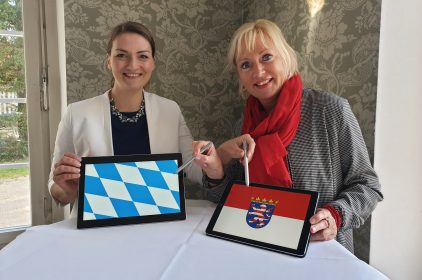 Die bayerische Digitalministerin Judith Gerlach, MdL (links), und die hessische Digitalministerin Frau Prof. Dr. Kristina Sinemus (rechts) freuen sich auf die zukünftige Zusammenarbeit.