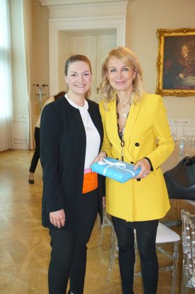 Digitalministerin Judith Gerlach, MdL (links), mit Dr. Antonella Mei-Pochtler, Leiterin von "Think Austria" (rechts), im österreichischen Bundeskanzleramt.
