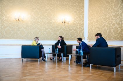 In der Hofburg: Digitalministerin Judith Gerlach, MdL (2. von links), mit Österreichs Digitalministerin Dr. Margarete Schramböck (links). © BMDW/Hartberger