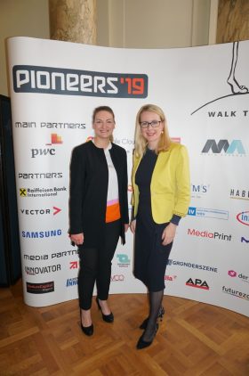 Digitalministerin Judith Gerlach, MdL (links), mit Dr. Margarete Schramböck, österreichische Bundesministerin für Digitalisierung und Wirtschaftsstandort (rechts), auf dem Pioneers-19-Festival in der Hofburg.