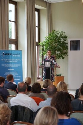 Digitalministerin Judith Gerlach, MdL, hält eine Rede bei der 8. Update Games in München.