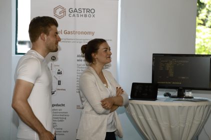 Digitalministerin Judith Gerlach, MdL (rechts), informiert sich im Digitalen Gründerzentrum in Aschaffenburg über die Idee des Startups Gastro Cashbox.