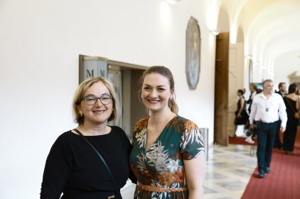 Digitalministerin Judith Gerlach, MdL (rechts), mit FFF-Geschäftsführerin Dorothee Erpenstein (links).