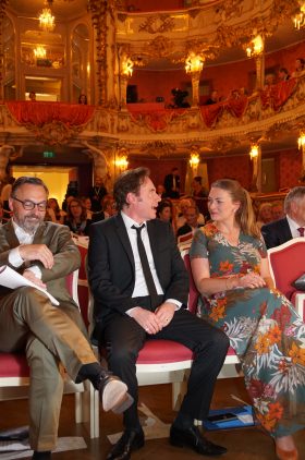 Im Cuvilliés-Theater: Digitalministerin Judith Gerlach, MdL (rechts), mit Regisseur Michael Bully Herbig (Mitte).