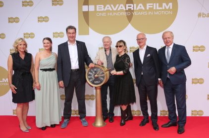 Gruppenbild mit Digitalministerin Judith Gerlach, MdL, bei der Feier zu 100 Jahre Bavaria Film