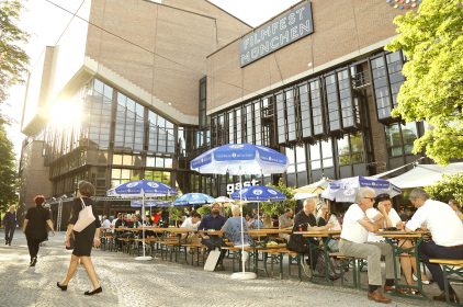 Filmschaffende und Cineasten tummeln sich bei bestem Wetter im Hofbräu Biergarten auf dem Gasteig-Forum. © Filmfest München / Kurt Krieger