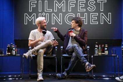 Regisseur Riley Stearns (links) und Schauspieler Jesse Eisenberg (rechts) bei einer Podiumsdiskussion am Filmfestival. © Filmfest München / Kurt Krieger