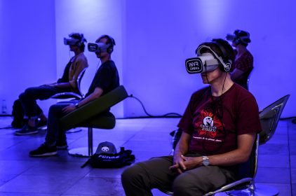 Im Rahmen des Wettbewerbs „Virtual Worlds“ kann man im Isarforum VR-Experiences durch die Brille erleben. © Filmfest München / Ronny Heine