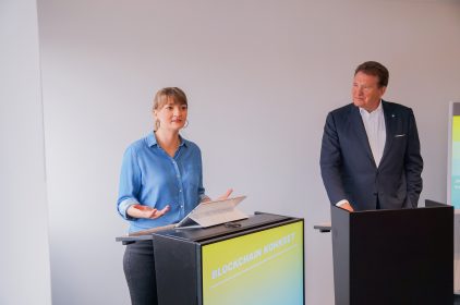 Die Bayerische Staatsministerin für Digitales, Judith Gerlach, beschreibt die neue Blockchain-Technologie bei der Pressekonferenz gemeinsam mit dem Präsidenten der IHK für München und Oberbayern, Dr. Eberhard Sasse.<br />
