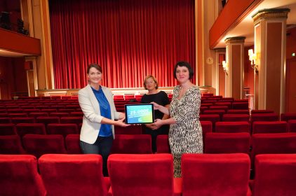 Die für Film- und Kinowirtschaft in Bayern zuständige Digitalministerin Judith Gerlach, MdL, und FFF-Geschäftsführerin Dorothee Erpenstein (Mitte) vergeben die Spitzenprämie von 25.000 Euro an das LICHTSPIEL – Kino & Café in Bamberg.