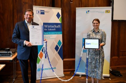 Digitalministerin Judith Gerlach, MdL, und IHK-Präsident Dr. Eberhard Sasse bei der gemeinsamen Pressekonferenz in München zu „Cert4Trust“.