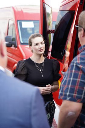 Wie Digitalisierung Feuerwehr und Rettungsdienst helfen kann, darüber informiert sich Digitalministerin Judith Gerlach, MdL, bei der Firma Funk und Fahrzeugbau Frey in Nüdlingen. Hier werden aus Transportfahrzeugen moderne digitale Einsatzzentralen.
