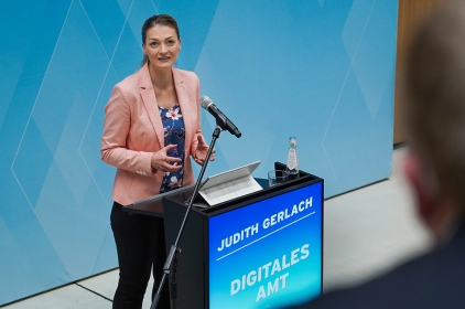 Digitalministerin Judith Gerlach bei der Übergabe der Plaketten zur Initiative "Digitales Amt"