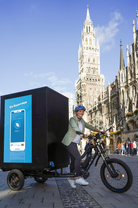 Bayerns Digitalministerin Judith Gerlach radelt mit einem LED-Bike durch die Münchner Innenstadt
