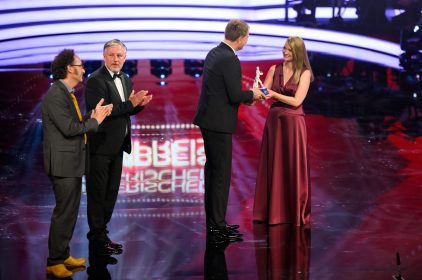 Filmministerin Judith Gerlach übergibt den Bayerischen Filmpreis
