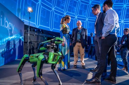 Roboterhund „Spot“ von Boston Dynamics und Marc Raibert, Gründer von Boston Dynamics auf der Bühne der AI.BAY 2023.