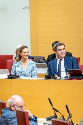 Digitalministerin Judith Gerlach mit Ministerpräsident Dr. Markus Söder im Bayerischen Landtag.