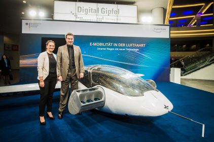 Digitalministerin Judith Gerlach und Ministerpraesident Dr. Markus Soeder stehen neben einem Flugtaxi-Prototyp