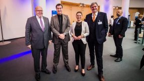 Bundeswirtschaftsminister Peter Altmaier, MdB, Ministerpraesident Dr. Markus Soeder, MdL, Digitalministerin Judith Gerlach, MdL, und der Geschaeftsfuehrer der NuernbergMesse Peter Ottmann stehen in einem Konferenzraum nebeneinander