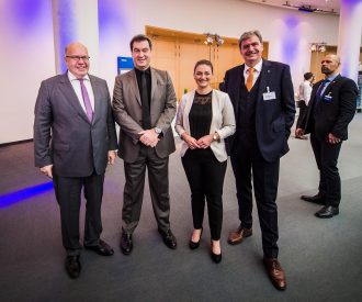 Bundeswirtschaftsminister Peter Altmaier, MdB, Ministerpraesident Dr. Markus Soeder, MdL, Digitalministerin Judith Gerlach, MdL, und der Geschaeftsfuehrer der NuernbergMesse Peter Ottmann stehen in einem Konferenzraum nebeneinander