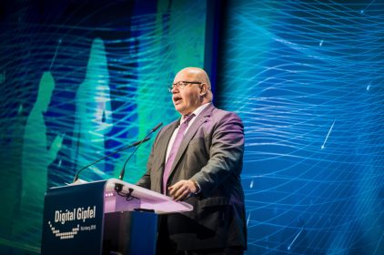 Bundeswirtschaftsminister Peter Altmaier steht an einem Rednerpult mit der Aufschrift 'Bundeswirtschaftsminister Peter Altmaier spricht beim Digital Gipfel'