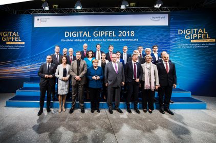 Gruppenbild mit unter anderem Bundeskanzlerin Merkel, Ministerpraesident Soeder und Digitalministeirn Gerlach vor blauem Hintergrund