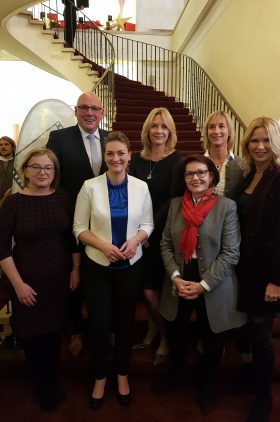 Gruppenbild vor einer Treppe unter anderem mit Digitalministerin Judith Gerlach, MdL, und Veronica Ferres