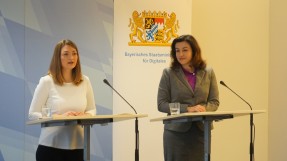 Digitalministerin Judtih Gerlach, MdL und Staatsministerin fuer Digitalisierung im Bundeskanzleramt Dorothee Baer, MdB bei der Pressekonferenz am 18. Dezember 2018. Beide stehen an einem Rednerpult und Staatsministerin Gerlach spricht.