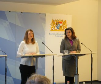 Digitalministerin Judtih Gerlach, MdL und Staatsministerin fuer Digitalisierung im Bundeskanzleramt Dorothee Baer, MdB bei der Pressekonferenz am 18. Dezember 2018. Beide stehen an einem Rednerpult und Staatsministerin Gerlach spricht.