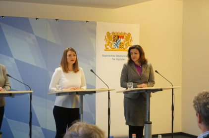 Digitalministerin Judtih Gerlach, MdL und Staatsministerin fuer Digitalisierung im Bundeskanzleramt Dorothee Baer, MdB bei der Pressekonferenz am 18. Dezember 2018. Beide stehen an einem Rednerpult und Staatsministerin Gerlach spricht.