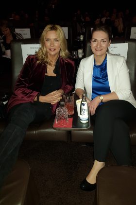 Digitalministerin Judith Gerlach und Veronica Ferres sitzen in Kinosesseln nebeneinander