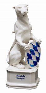 Preissymbol des Bayerischen Fernsehpreises ist der Blaue Panther, eine Figur aus der Porzellanmanufaktur Nymphenburg.