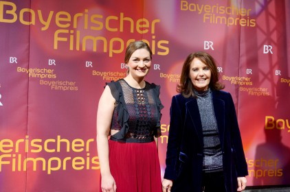 Digitalministerin Judith Gerlach, MdL mit der Regisseurin Caroline Link auf dem roten Teppich beim Bayerischen Filmpreis 2018. Beide laecheln in die Kamera.