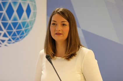 Digitalministerin Judith Gerlach, spricht bei einer Pressekonferenz in ein Mikrofon