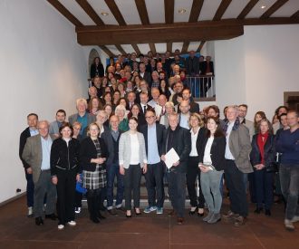 Digital- und Filmministerin Judith Gerlach, MdL steht für ein Gruppenfoto in einer Gruppe von Menschen