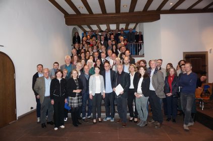 Digital- und Filmministerin Judith Gerlach, MdL steht für ein Gruppenfoto in einer Gruppe von Menschen