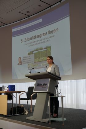 Digitalministerin Judith Gerlach, MdL, steht am Rednerpult und haelt eine Keynote beim 5. Zukunftskongress Bayern des Behoerden Spiegels. Hinter ihr ist der Schriftzug 5. Zukunftskongress Bayern zu lesen.