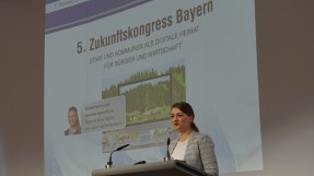 Digitalministerin Judith Gerlach, MdL, steht am Rednerpult und haelt eine Keynote beim 5. Zukunftskongress Bayern des Behoerden Spiegels. Hinter ihr ist der Schriftzug 5. Zukunftskongress Bayern zu lesen.